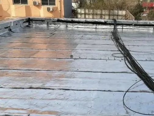 景谷卫生间漏水维修公司分享下景谷屋面楼顶防水刚性防水层施工要点。